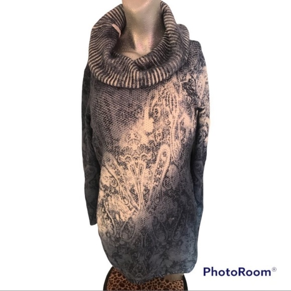 4/$20 True to color 𝅺Knit blue and white asymetricalsweater - Picture 2 of 7